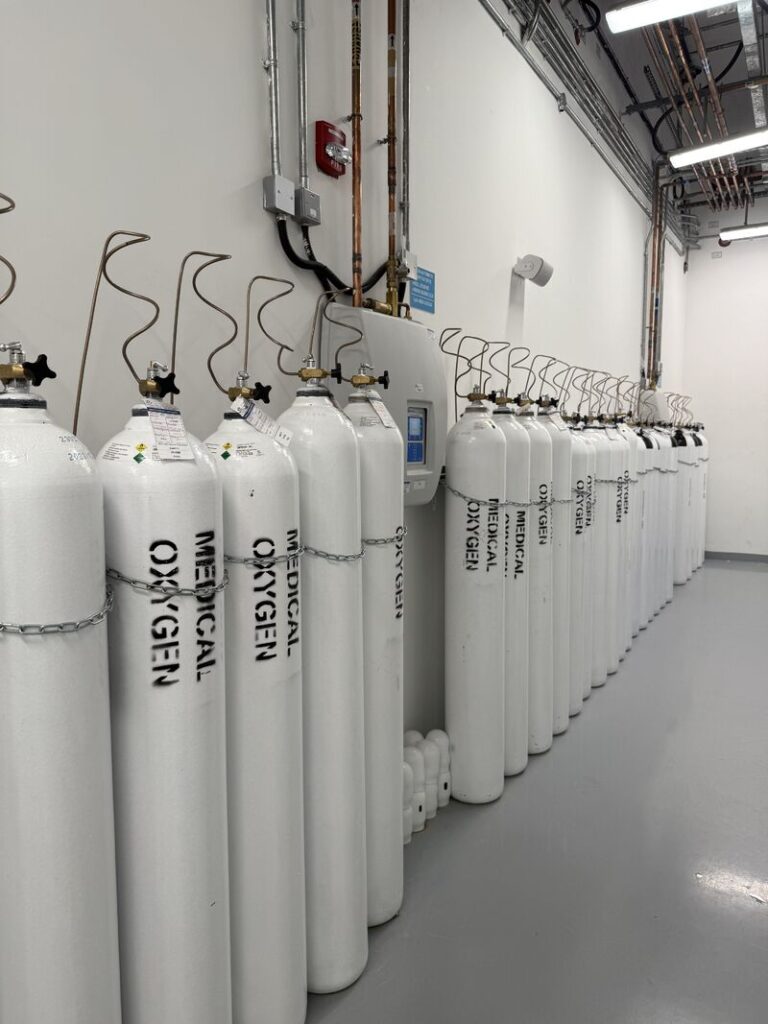 Oxygen cylinder manifold